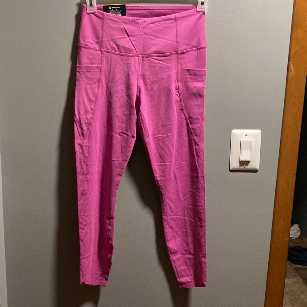 BRAND NEW EVERYDAY PERFORATED LEGGING SIZE MEDIUM! NWT! 25” INSEAM! - Picture 2 of 11